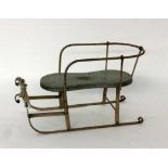 ALTER PUPPENSCHLITTENum 1900 Metallgestell mit Holzsitz. L.37cmAN OLD DOLLS CARRIAGE circa 1900