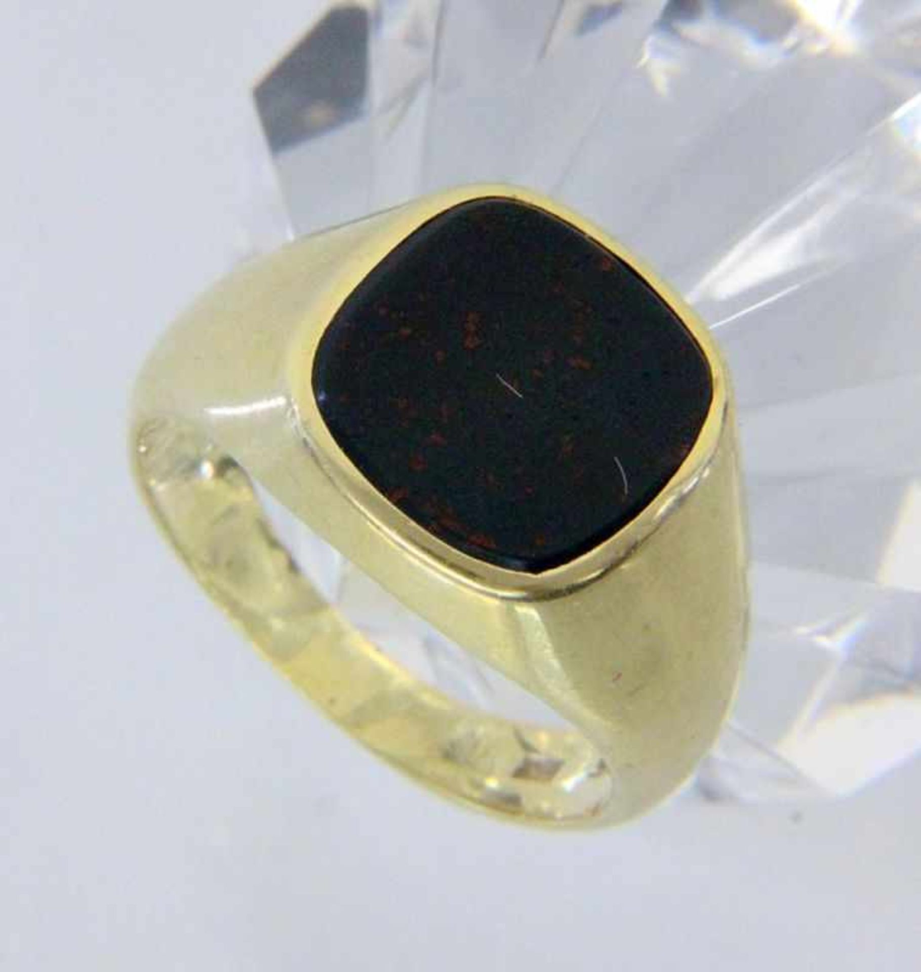 HERRENRING585/000 Gelbgold mit Onyxplatte. Ringgr. 57, Brutto ca.5,9gA MEN'S RING 585/000 yellow