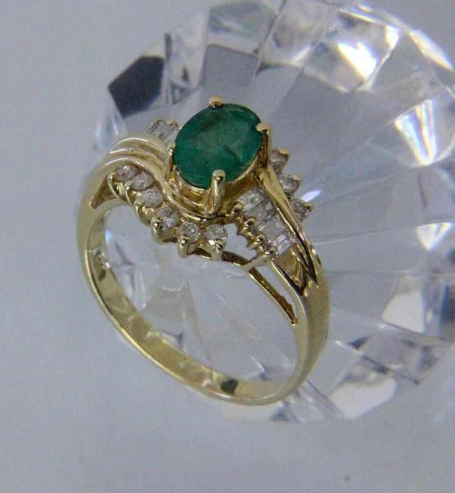 DAMENRING585/000 Gelbgold mit Smaragd und Brillanten. Gr. 54, Brutto ca. 3,5gA LADIES' RING 585/