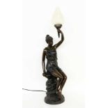 LAMPE IM JUGENDSTIL20.Jh. Patinierte Bronzefigur einer sitzenden Frau. Im Arm eine Lampe mit