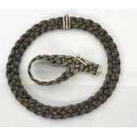 TRACHTENHALSKETTE UND -ARMBANDSilber. Geflochtener Dekor. L.40/19cm. Brutto ca.77gA COSTUME NECKLACE