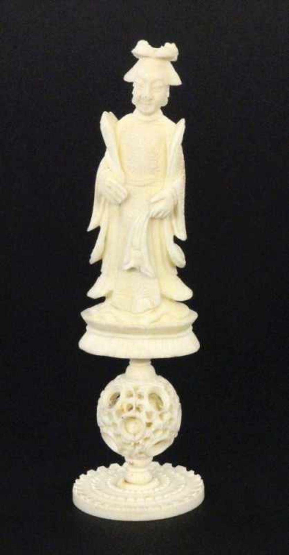 CHINESISCHE KÖNIGIN AUF WUNDERKUGELum 1920 Schachfigur. Elfenbein, geschnitzt. H.13cm Kein Versand