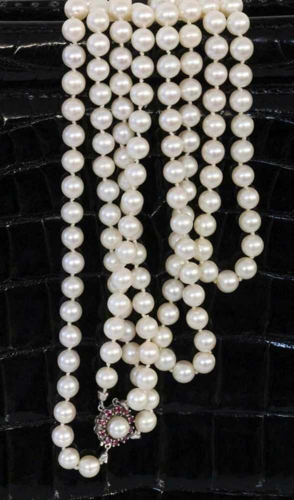 PERLENCOLLIER2-reihig mit 585/000 Weißgold-Schließe mit Rubinbesatz. L. ca. 64,5cmA PEARL NECKLACE 2