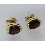 PAAR OHRSTECKER585/000 Gelbgold mit Granatbesatz. Brutto ca. 2,3gA PAIR OF STUD EARRINGS 585/000