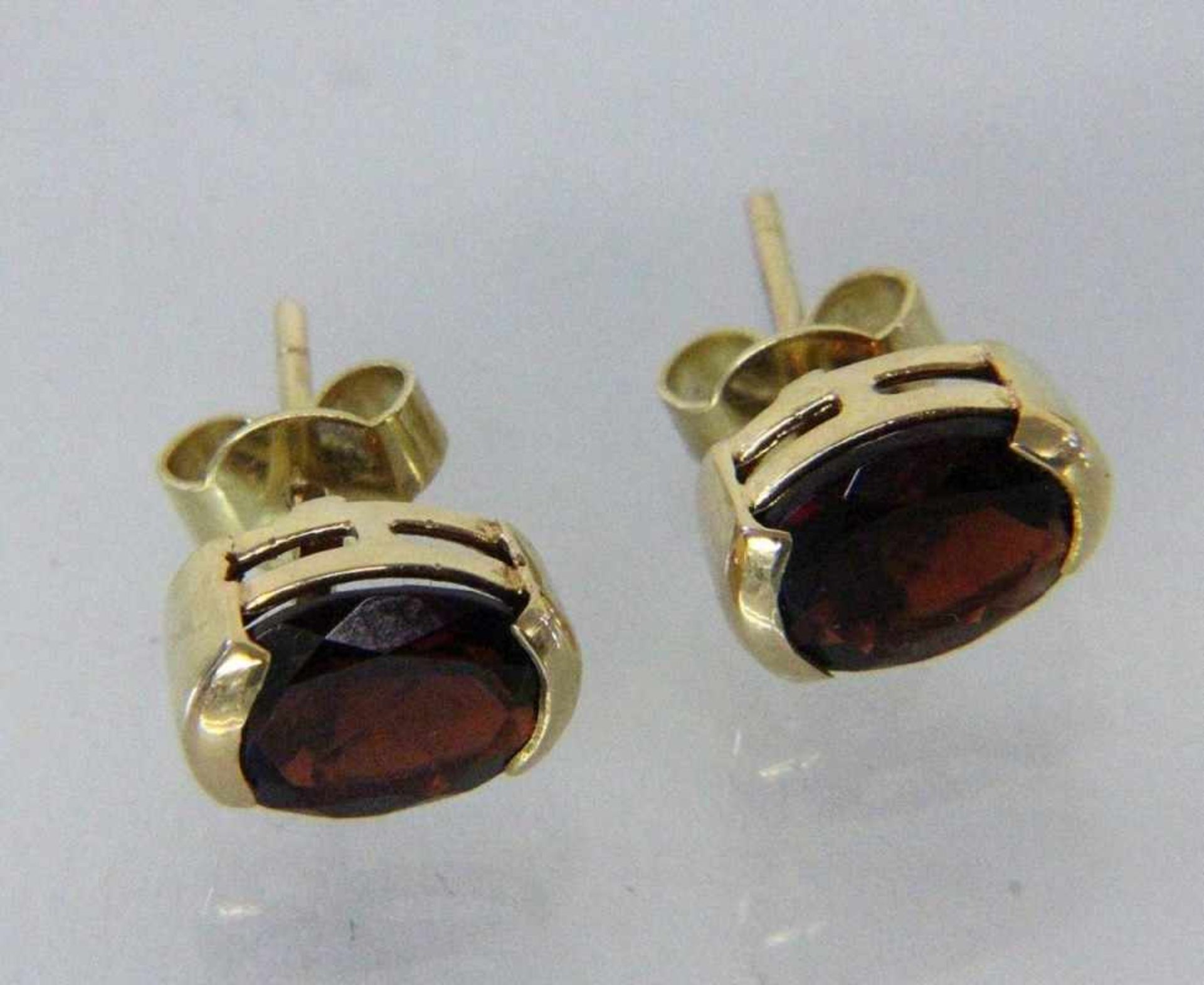 PAAR OHRSTECKER585/000 Gelbgold mit Granatbesatz. Brutto ca. 2,3gA PAIR OF STUD EARRINGS 585/000