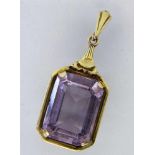 ANHÄNGERSilber vergoldet mit Amethyst. 4,4x2cm, Brutto ca. 7,7gA PENDANT Gilt silver with