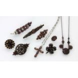 LOT VON 10 TEILEN GRANATSCHMUCKTeils SilberA LOT OF 10 GARNET JEWELLERY PIECES Partly silver.