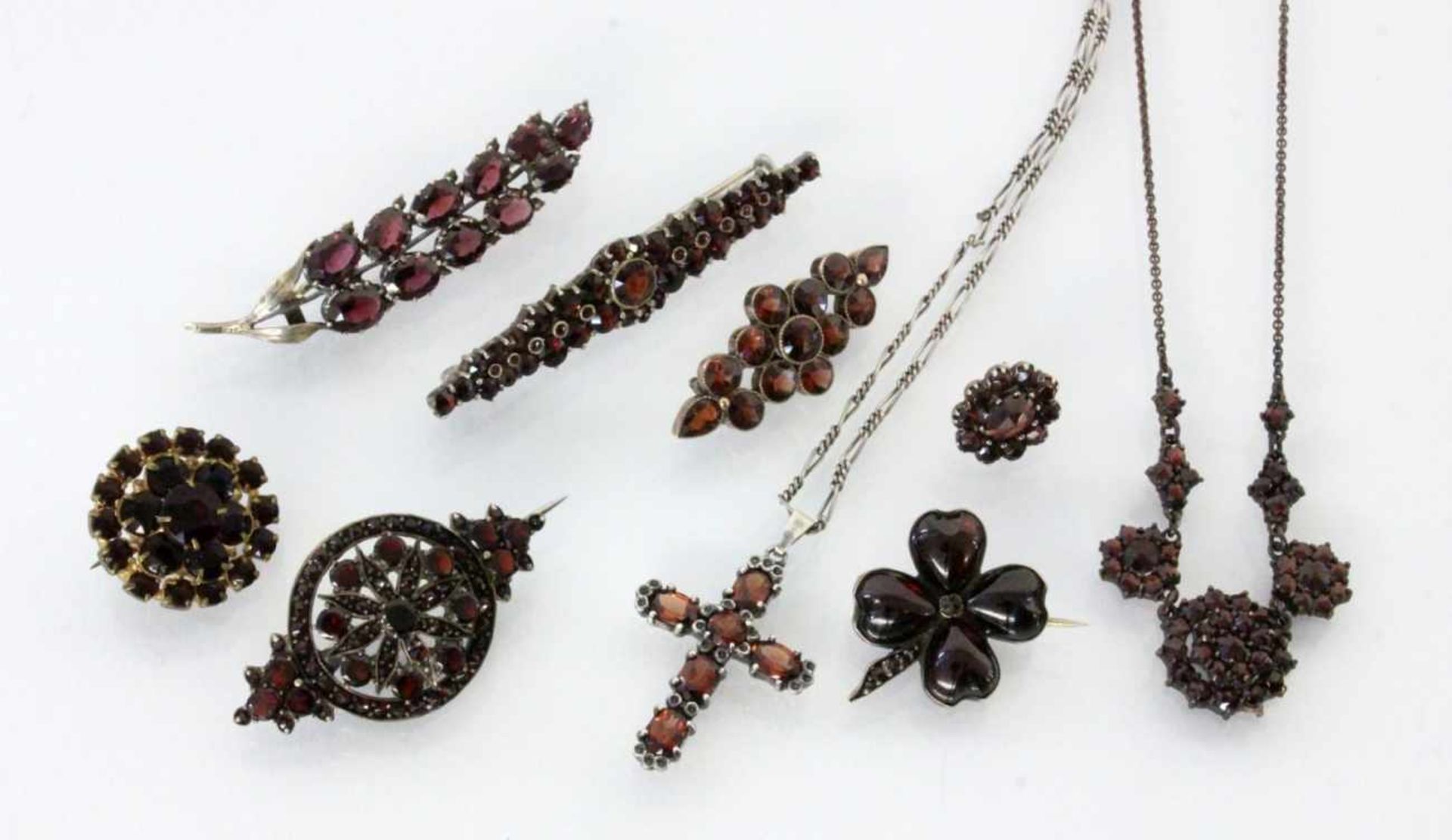 LOT VON 10 TEILEN GRANATSCHMUCKTeils SilberA LOT OF 10 GARNET JEWELLERY PIECES Partly silver.