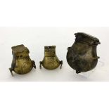 DREI PULVERFLASCHEN18./19.Jh. Bronze. H.5-9cmTHREE POWDER BOTTLES 18th/19th century Bronze. 5-9 cm