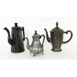 DREI ZINNKANNENum 1900 Orivit, Sheffield, Gerhardis. H. max. 26cmTHREE PEWTER JUGS circa 1900