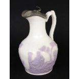 CAMEO DECKELKRUGWohl England um 1900 Opak weißes Pressglas mit violettem Überfang. Umlaufend