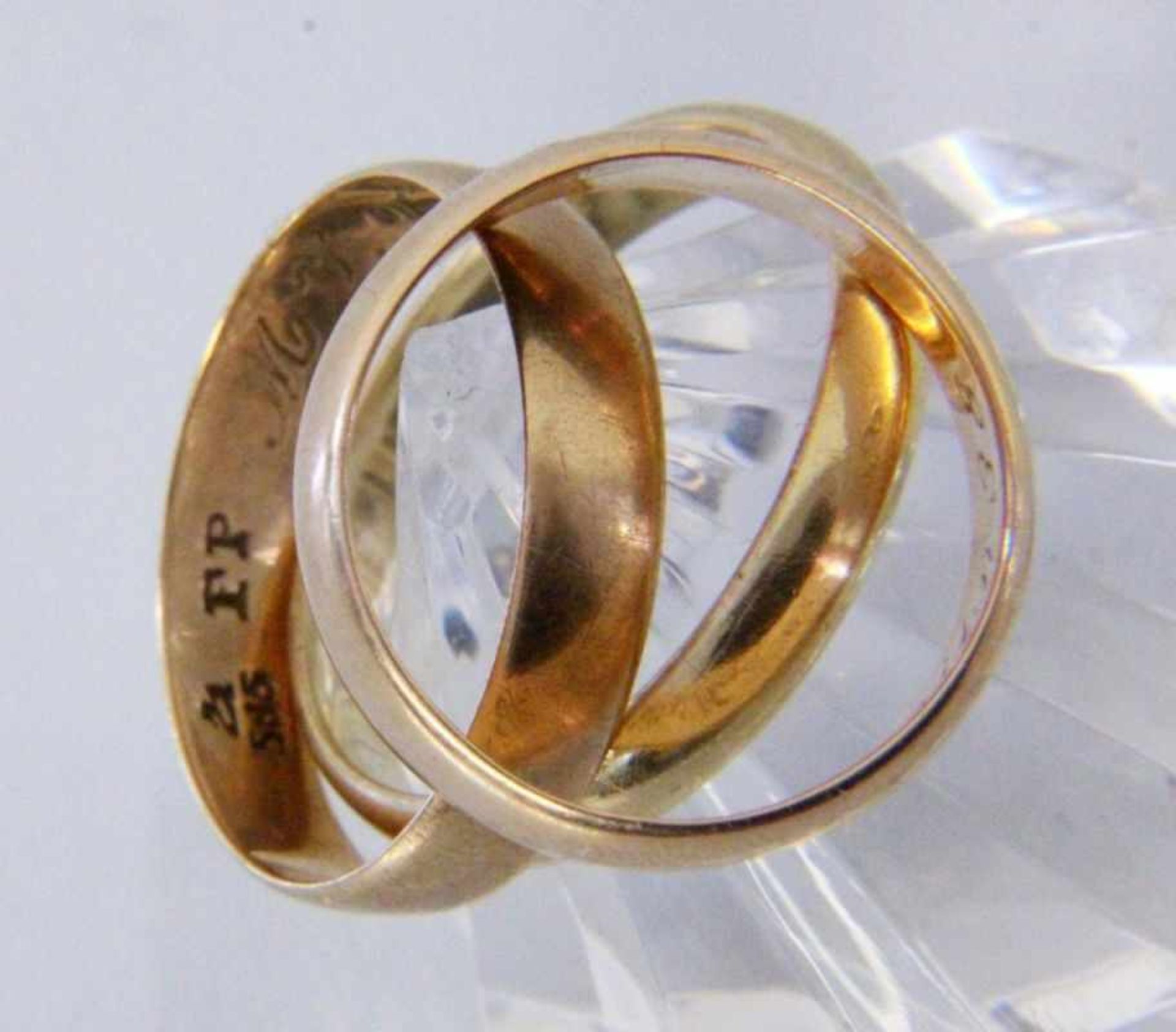 LOT VON 3 GOLDRINGEN585/000 Gelbgold. Zus. ca. 9,7gA LOT OF 3 GOLD RINGS 585/000 yellow gold