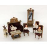 LOT PUPPENSTUBENMÖBELum 1900 Holz. H. max. 24cm. Dazu 4 Püppchen.A LOT OF DOLL ROOM FURNITURE