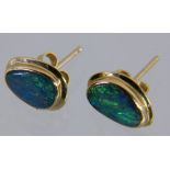 PAAR OHRSTECKER750/000 Gelbgold mit pfauenblauem Edelopal auf Muttergestein. L.13mm, Brutto ca. 2,