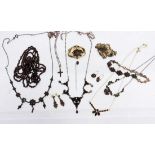 LOT 12 TEILE GRANATSCHMUCKmeist Silber vergoldetA LOT OF 12 GARNET JEWELLERY PIECES mostly gold-