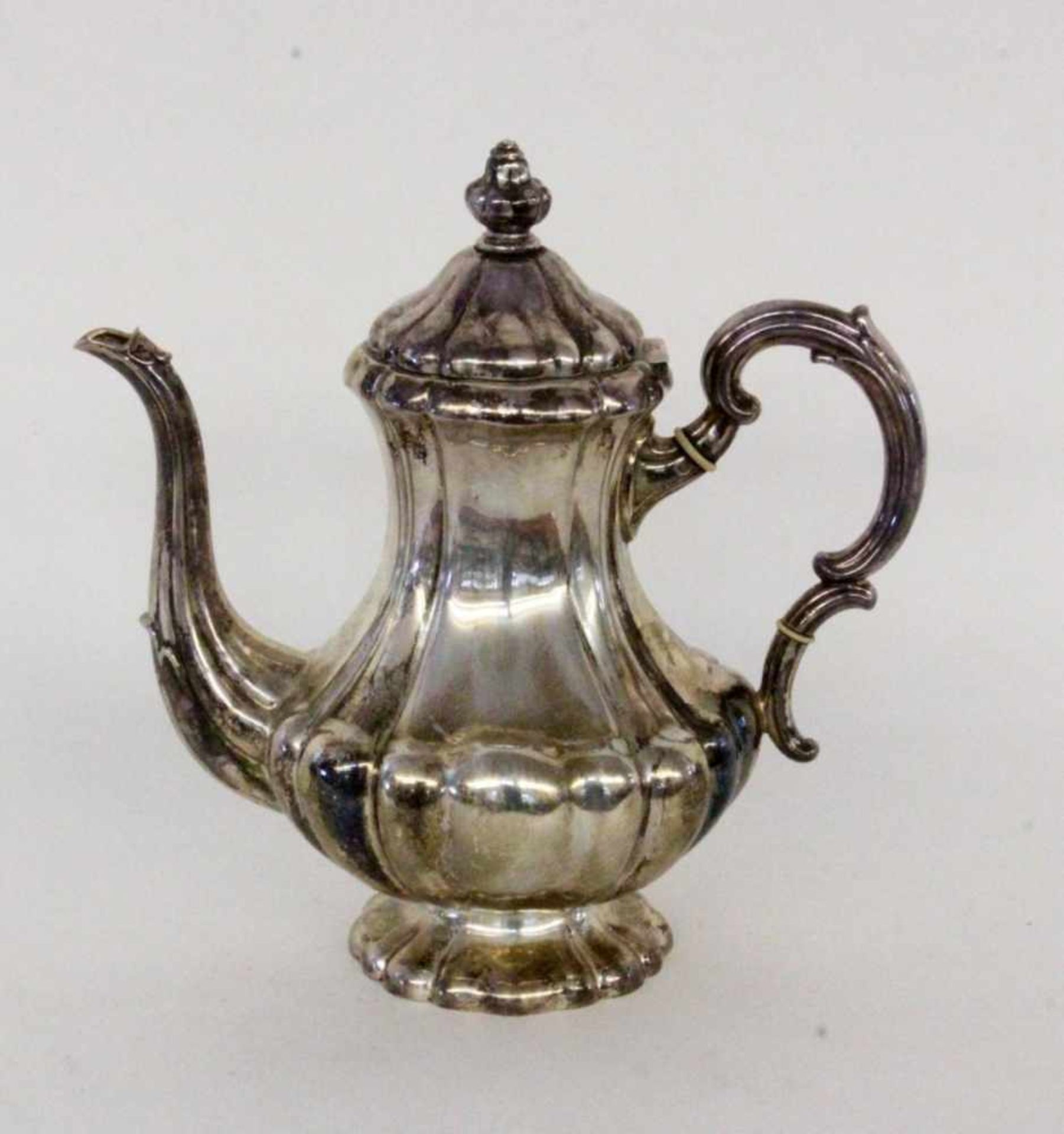 KAFFEEKANNEDeutschlad um 1920 830/000 Silber. Barockstil. Gest. H.27cm. ca. 636gA COFFEE POT Germany