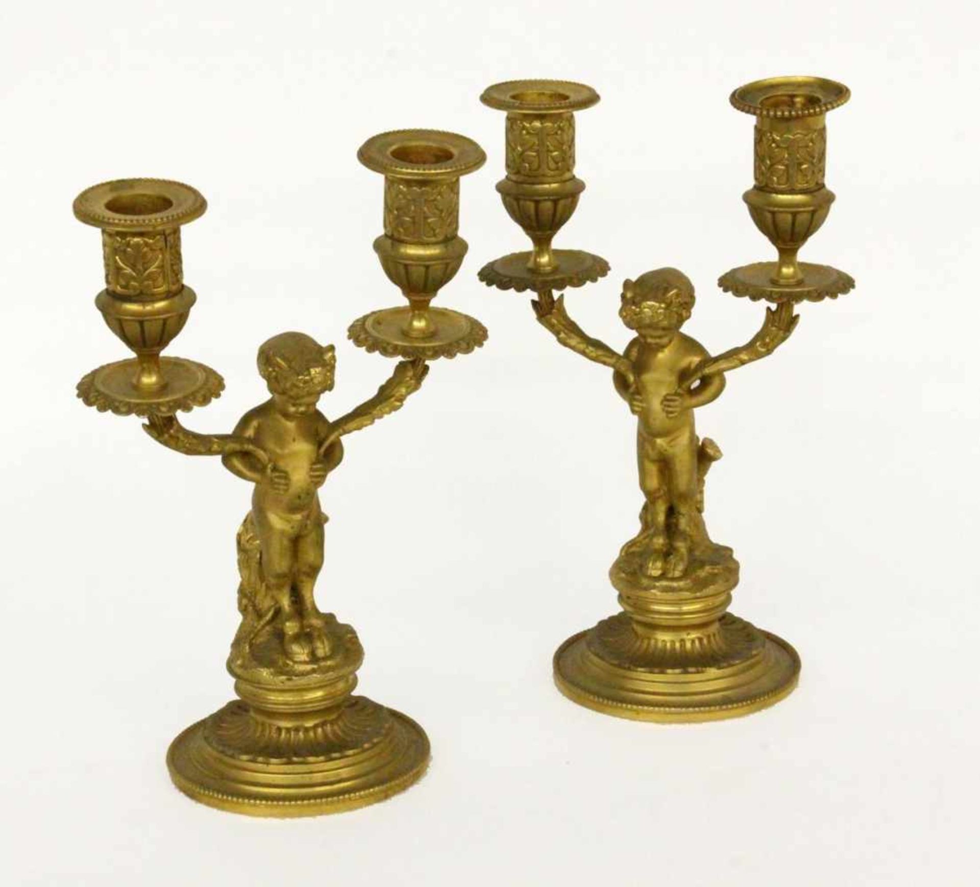 PAAR KERZENHALTER MIT FAUNENFrankreich, 19.Jh. 2-flammiges Leuchterpaar aus vergoldeter Bronze.