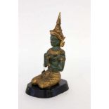 KNIENDER BUDDHAThailand, 20.Jh. Bronze, grün patiniert und partiell vergoldet. H.22cm, HolzsockelA