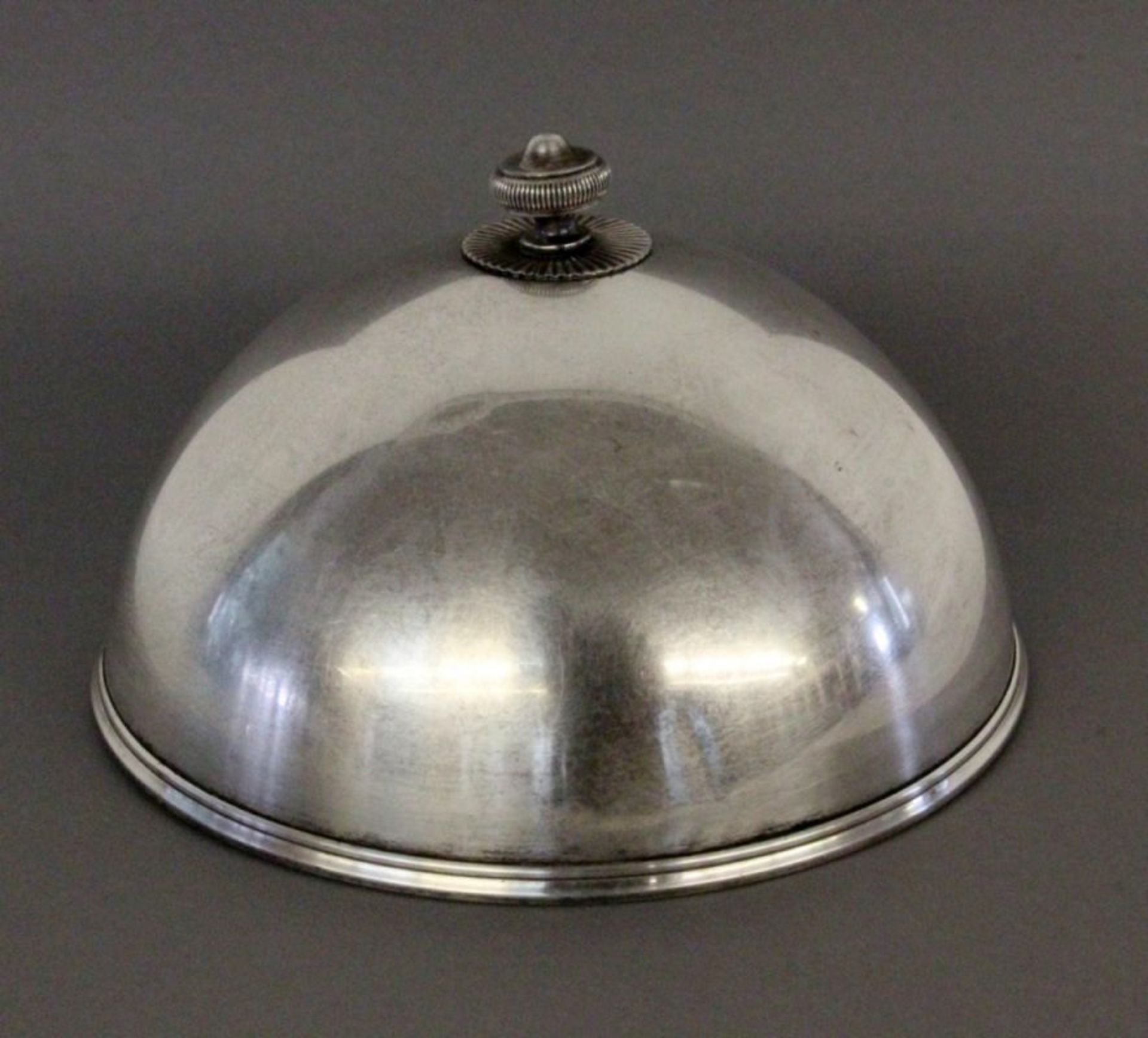 SERVIERHAUBEVersilbertes Metall. D.25,5cm, H.16cmA SERVING COVER Silver-plated metal. Diameter 25.