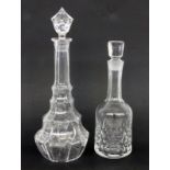 ZWEI KARAFFENFarbloses Kristallglas mit geschliffenem Dekor. H.30/38,5cm.TWO CARAFES Clear crystal