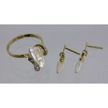 DAMENRING UND PAAR OHRSTECKER585/000 Gelbgold mit Biwaperlen und kleinen Diamanten. Brutto ca. 3,75g