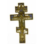 REISEIKONE MIT CHRISTUS AM KREUZRussland, 19.Jh. Bronzekreuz mit blauem und weißem Email. Verso