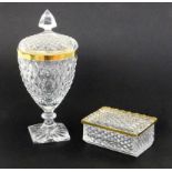 DECKELDOSE UND DECKELPOKALBaccarat Farbloses Kristallglas mit Goldbordüre und geschliffenem Dekor.