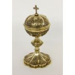 ZIBORIUMFrankreich um 1900 Silber vergoldet mit Reliefdekor. Gest. H.20cm, ca. 288gA CIBORIUM France