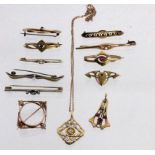 LOT VON 12 TEILEN JUGENDSTILSCHMUCKMetall vergoldet, 2 Teile SilberA LOT OF 12 ART NOUVEAU JEWELLERY