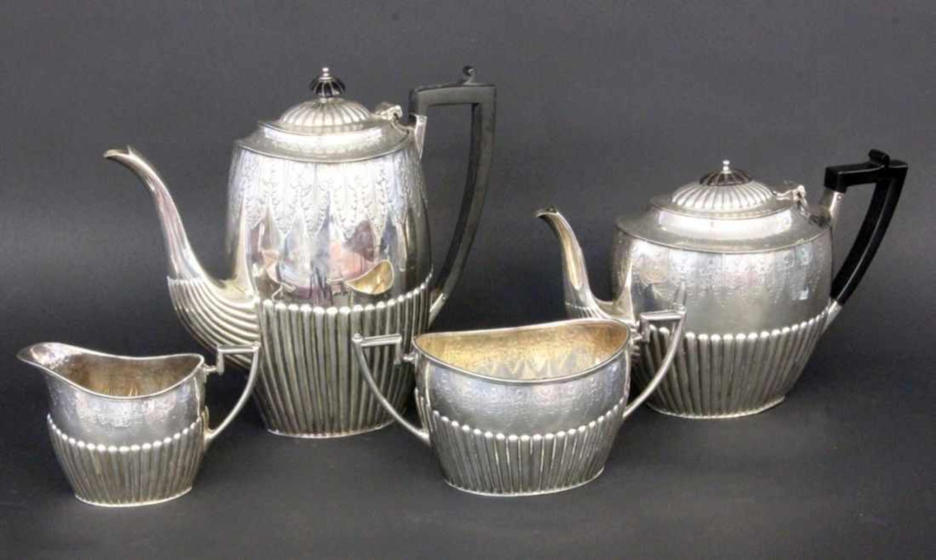 TEE- UND KAFFEESERVICEEngland um 1900 Versilbertes Metall mit graviertem Dekor und ebonisierten