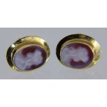 PAAR OHRSTECKER MIT MUSCHELKAMEEN750/000 Gelbgold. D.13mmA PAIR OF STUD EARRINGS WITH SHELL CAMEOS