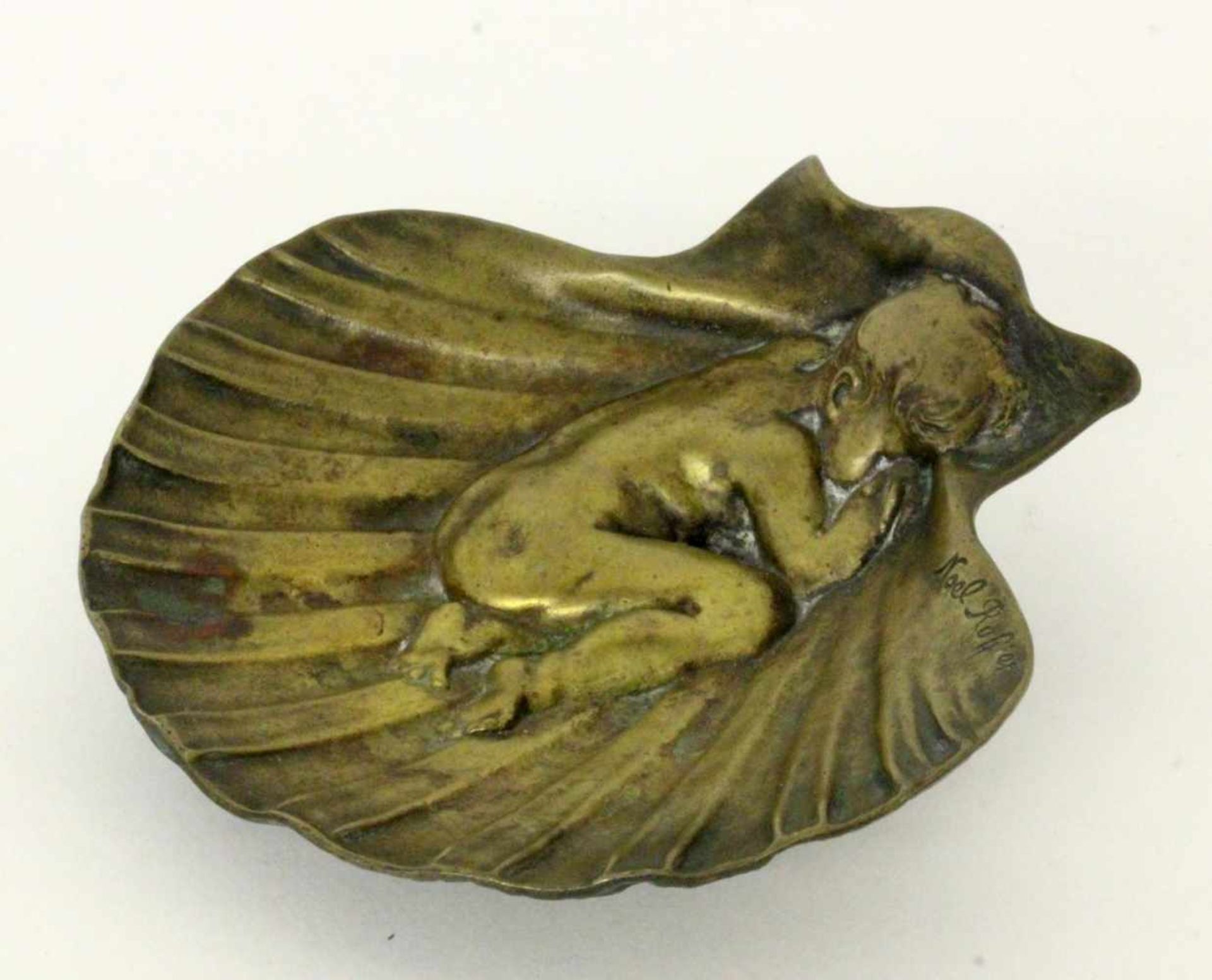 NOËL RUFFIERAvignon 1847 - 1921 Le Chambon Muschelschale mit schlafendem Kleinkind. Bronze.