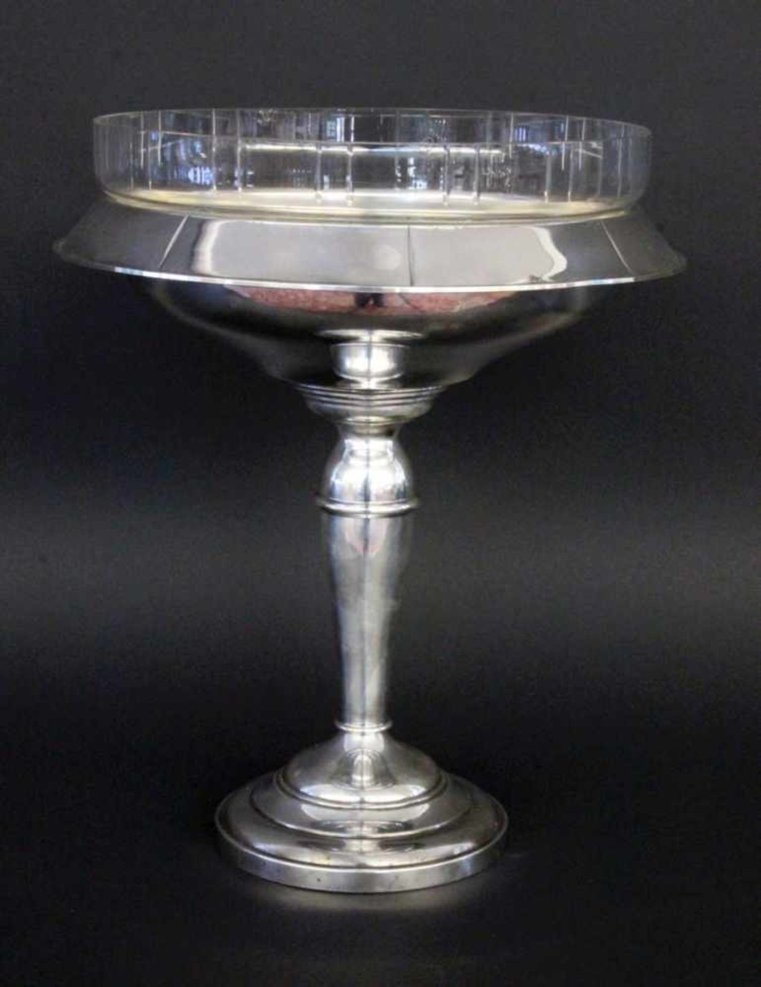 TAFELAUFSATZ1920er Jahre Versilbertes Metall mit Glaseinsatz. H.28cm, D.22cmA CENTREPIECE 1920s