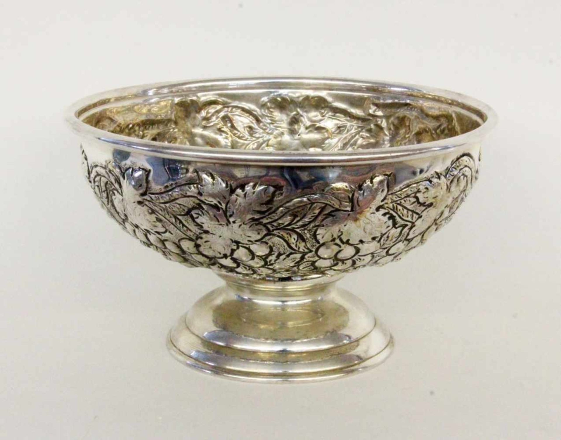 OBSTSCHALEVersilbertes Metall mit Traubendekor im Relief. H.18,5, D.31cmA FRUIT BOWL Silver-plated