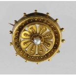 HISTORIMUS BROSCHEDeutsch um 1880 585/000 Gelbgold mit filigranen Auflötungen und mittiger Perle.