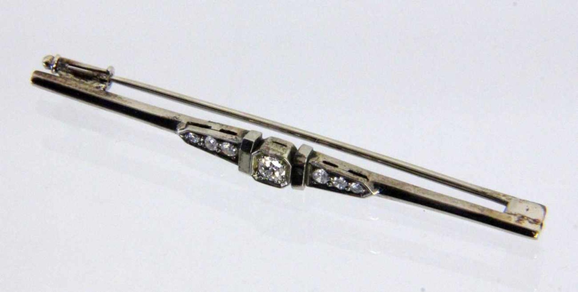 ART DECO STABBROSCHE585/000 Weißgold mit Diamantbesatz. L.6cm, Brutto ca. 5gAN ART DECO BAR BROOCH