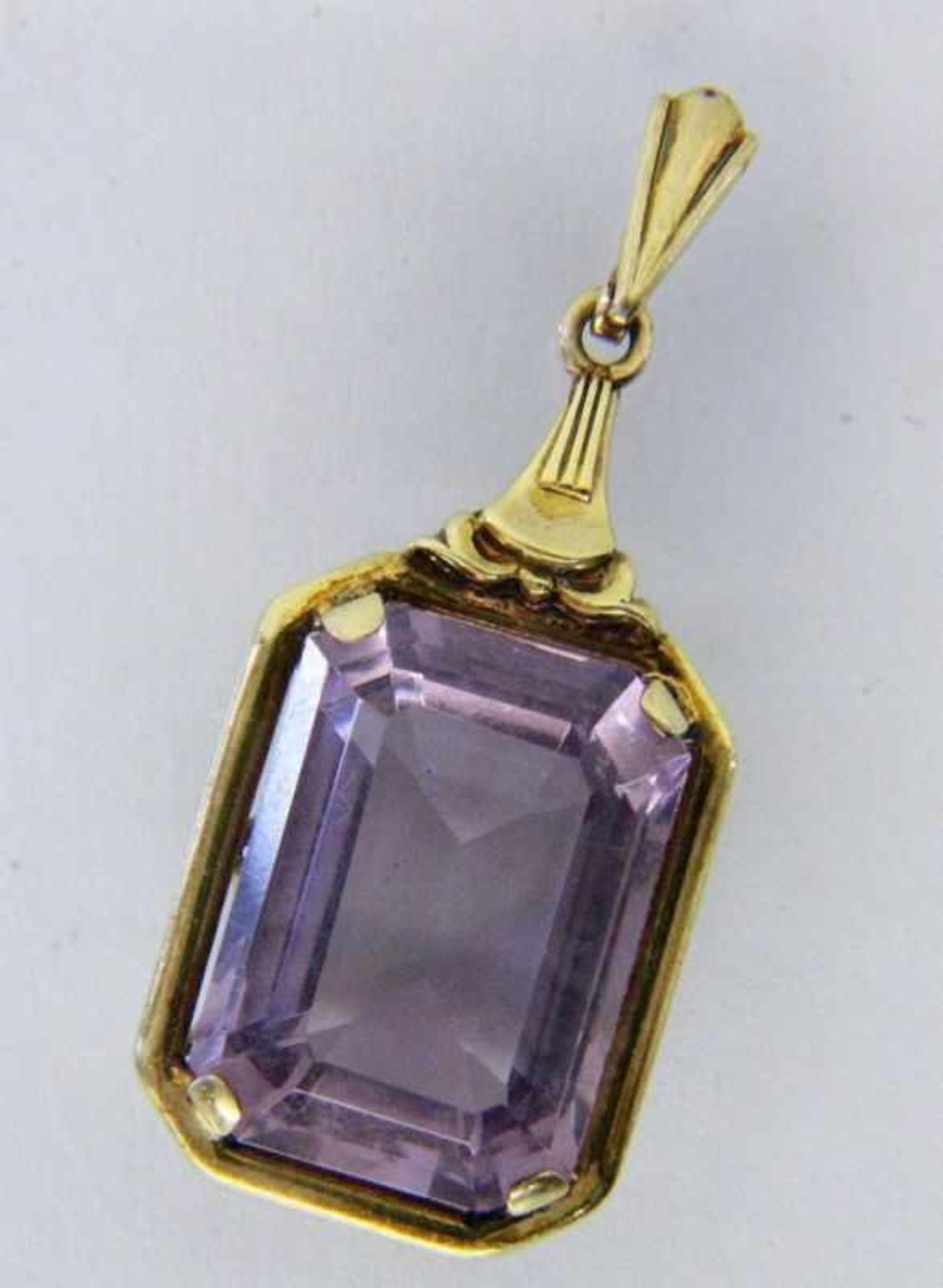 ANHÄNGERSilber vergoldet mit Amethyst. 4,4x2cm, Brutto ca. 7,7gA PENDANT Gilt silver with