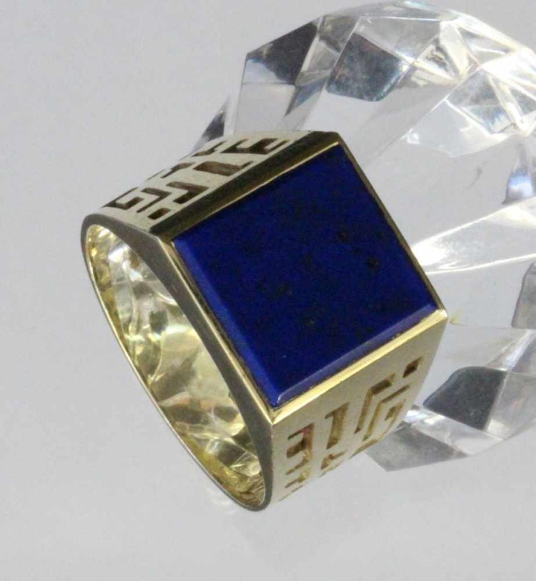 HERRENRING585/000 Gelbgold mit Lapislazuli. Ringgr. 64, Brutto ca. 9,7gA MEN'S RING 585/000 yellow