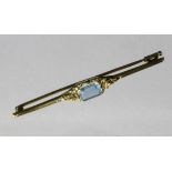 STABBROSCHE585/000 Gelbgold mit Aquamarin. L.6,3cm, Brutto ca. 4,4gA BAR BROOCH 585/000 yellow