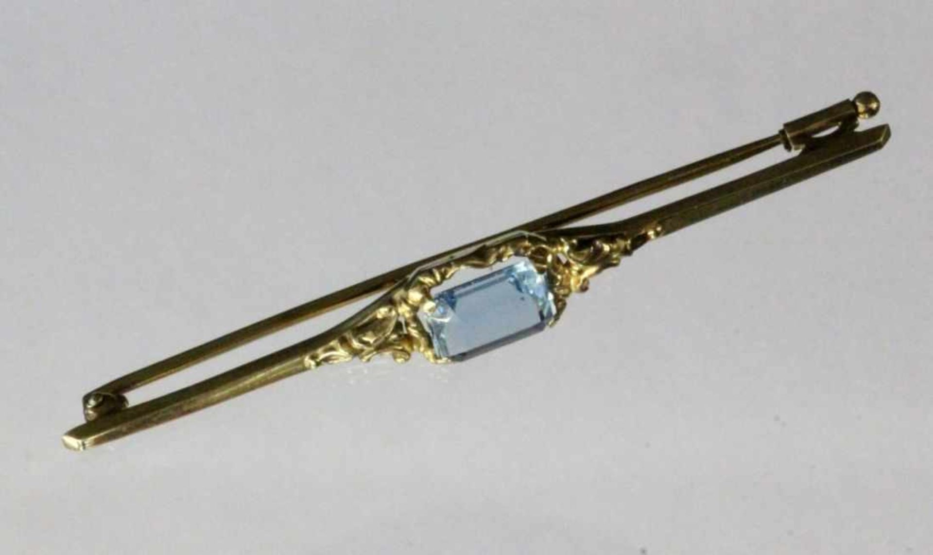 STABBROSCHE585/000 Gelbgold mit Aquamarin. L.6,3cm, Brutto ca. 4,4gA BAR BROOCH 585/000 yellow