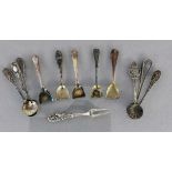 LOT VON 12 MINIATURLÖFFELCHENSilber. L.7cm, ca. 62gA LOT OF 12 MINIATURE SPOONS Silver. 7 cm long.