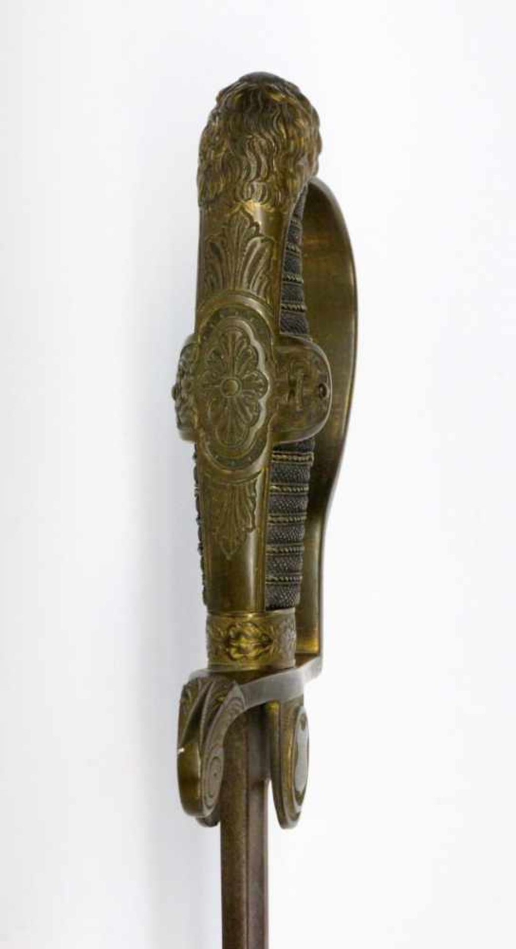 PARADESÄBELDeutsch um 1880 Gekrümmte Stahlklinge, Bronzegriff mit plastischem Löwenkopf. L.100cm, - Bild 2 aus 2