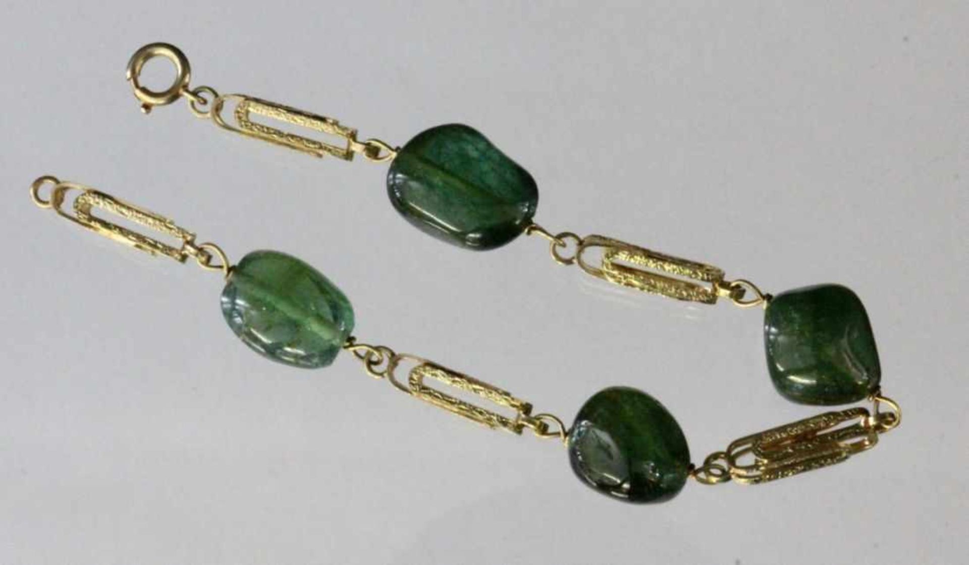 ARMBAND585/000 Gelbgold mit Jade. L.18cm, Brutto ca. 15gA BRACELET 585/000 yellow gold with jade. 18