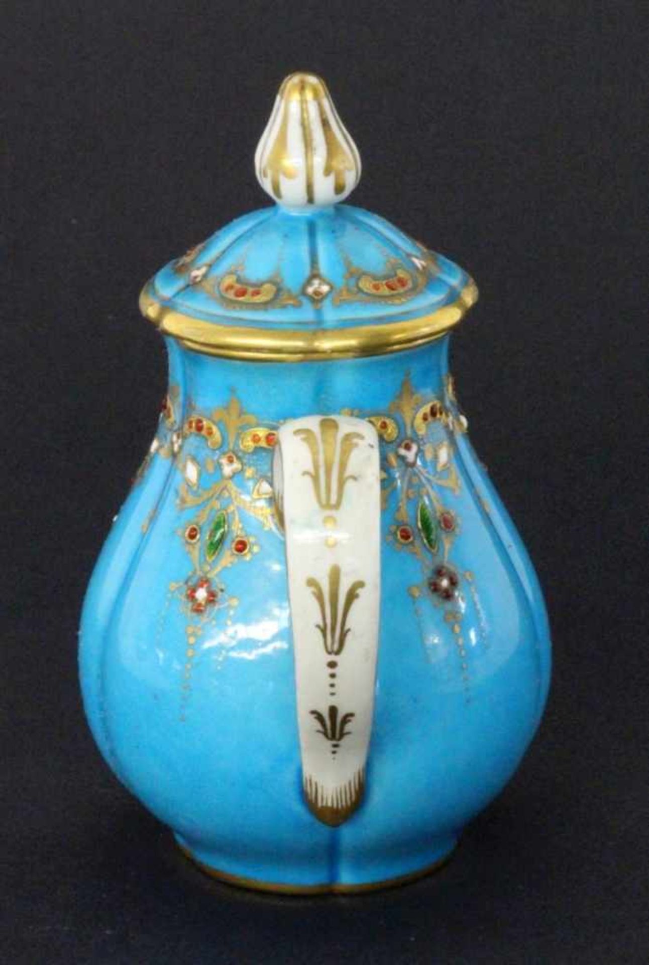 JUWELENPORZELLAN-KÄNNCHEN MIT DECKELwohl Sèvres-Vincennes, 18./19.Jh. Barockform mit blauem Fond, - Bild 3 aus 4