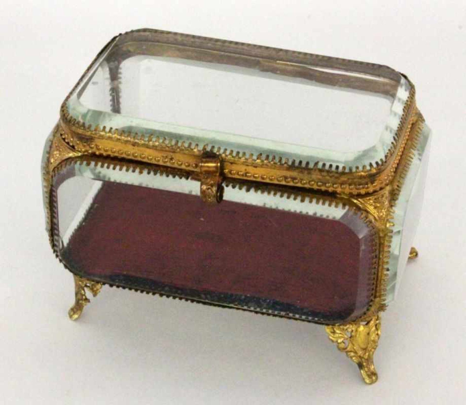 MINIATURVITRINEFrankreich um 1900 Verzierter goldfarbener Messingrahmen mit allseitiger Verglasung