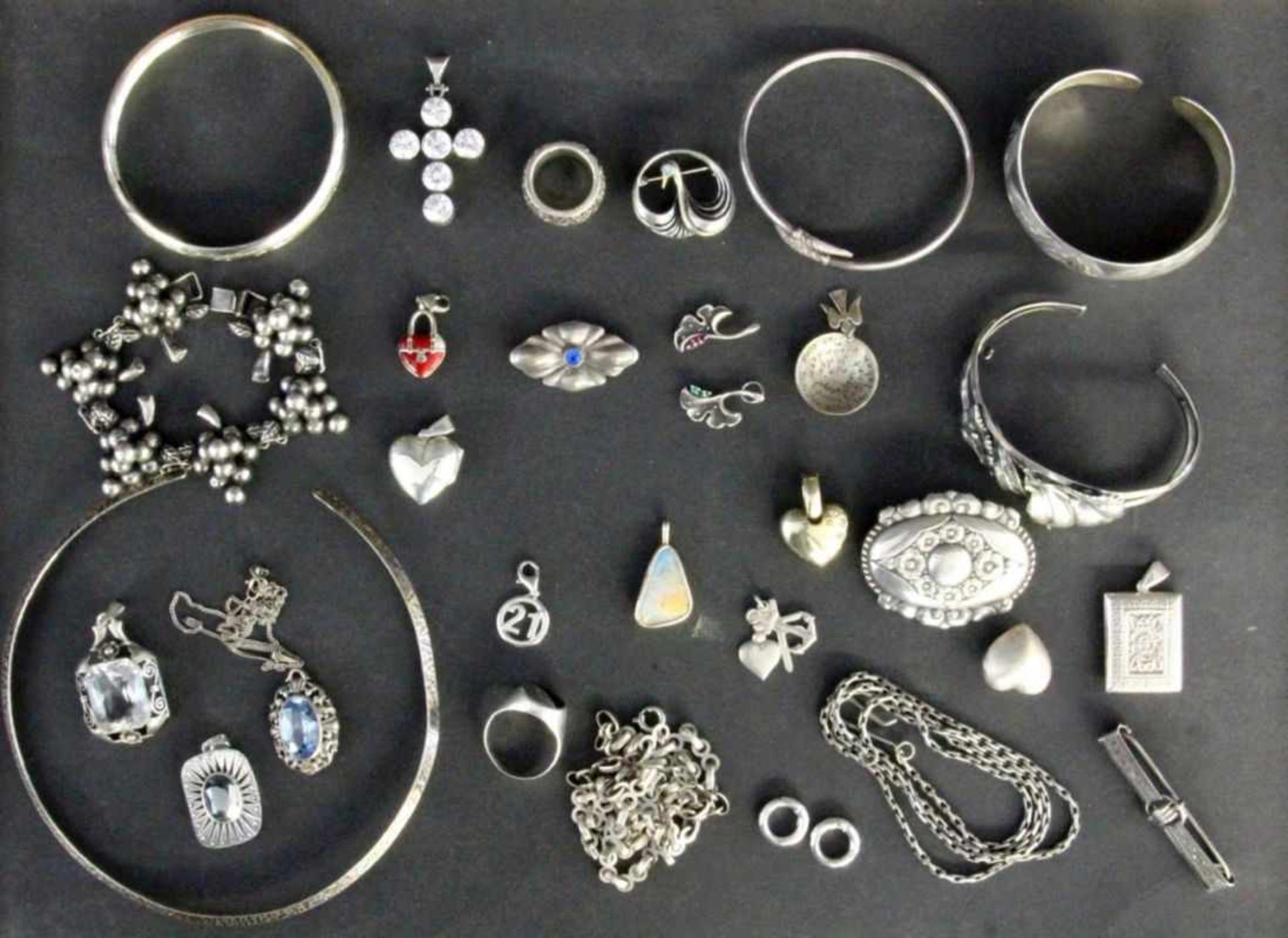 LOT VON 30 TEILEN SILBERSCHMUCKA LOT OF 30 SILVER JEWELLERY PIECES