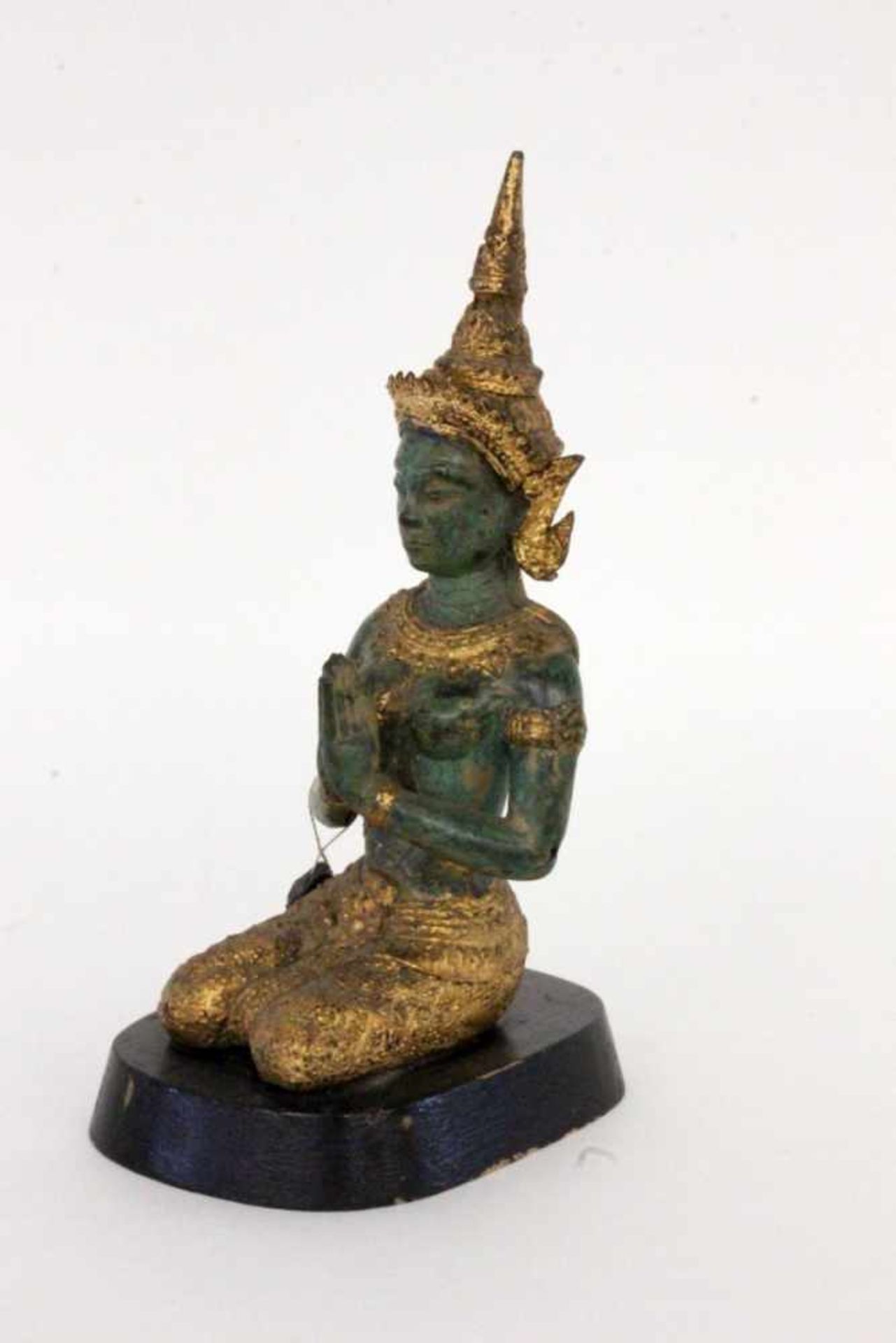 KNIENDER BUDDHAThailand, 20.Jh. Bronze, grün patiniert und partiell vergoldet. H.22cm, HolzsockelA