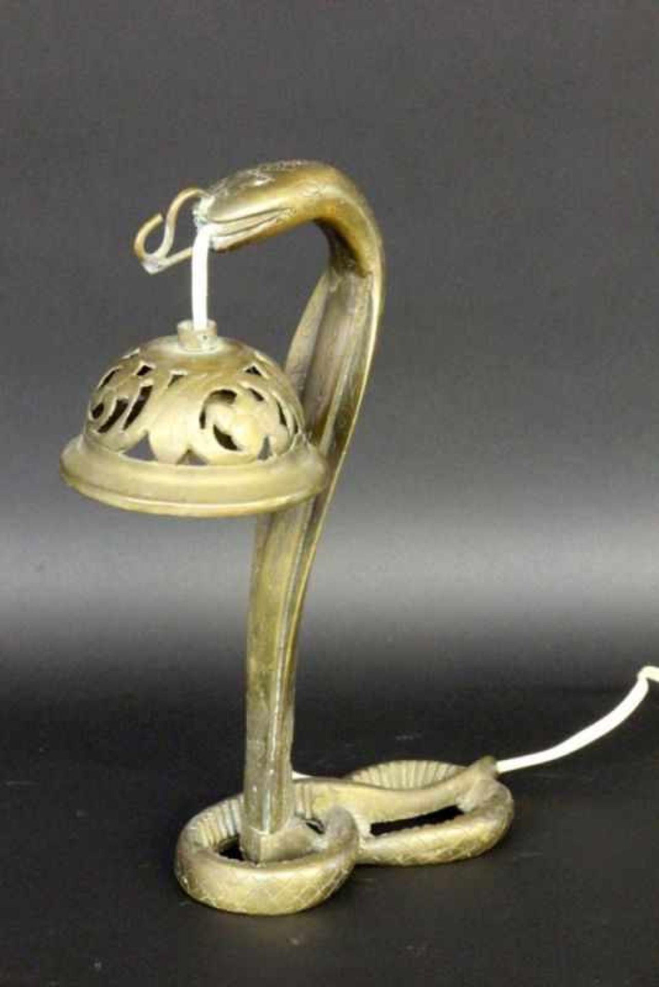 SCHLANGENLAMPEMessing. Tischlampe in Gestalt einer aufgerichteten Kobra. H.28cmA SNAKE LAMP Brass.
