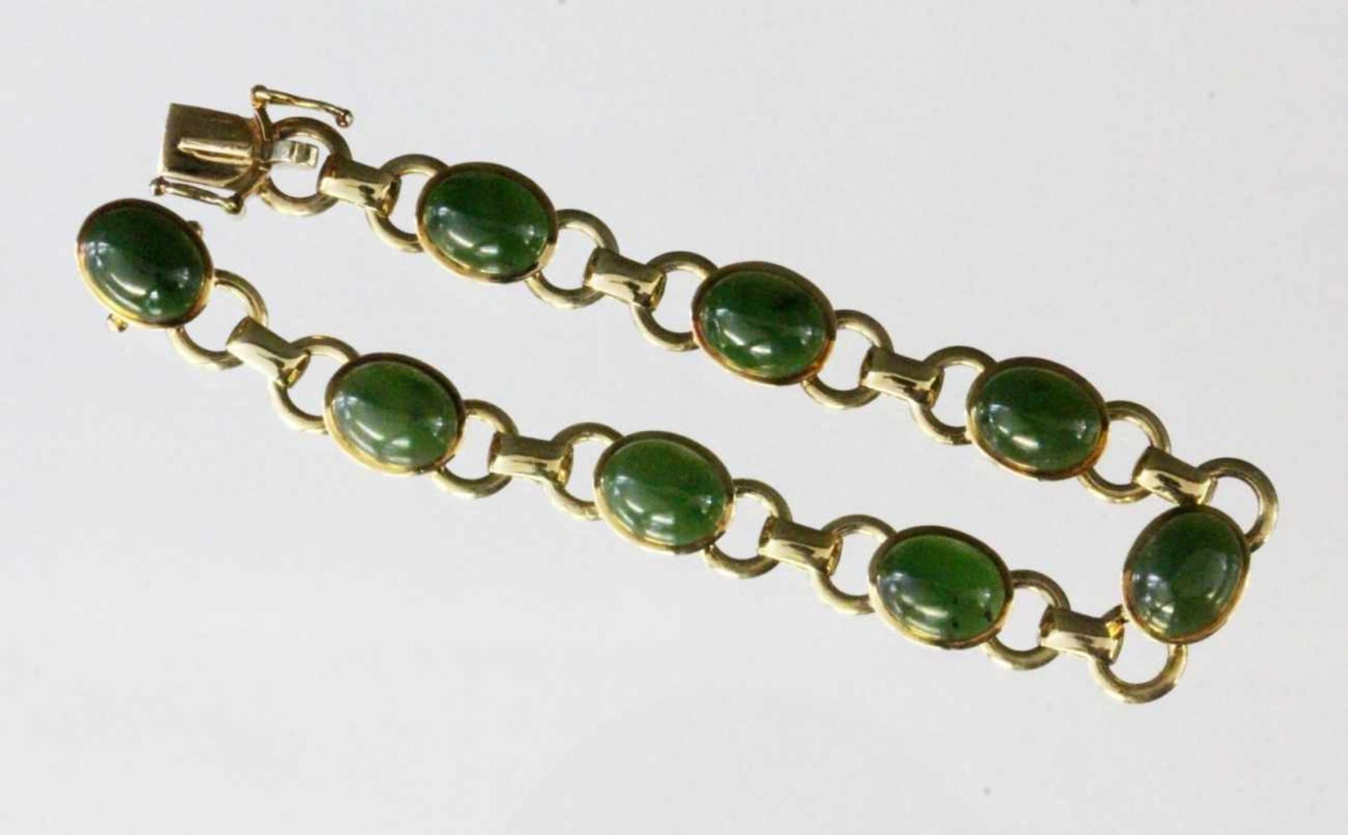 ARMBAND585/000 Gelbgold mit Jade. L.18,5cm, Brutto ca. 22,7gA BRACELET 585/000 yellow gold with