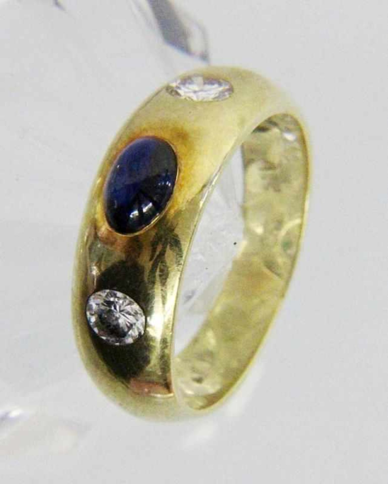 BANDRING585/000 Gelbgold mit Saphir und 2 Brillanten. Gr. 51, Brutto ca. 5gA BAND RING 585/000